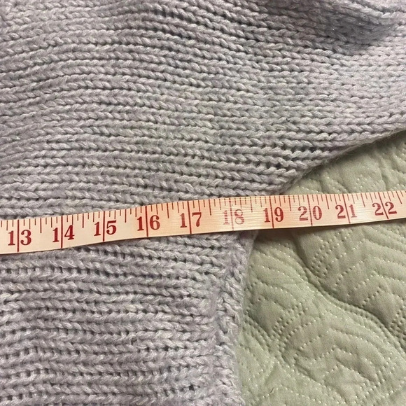 American Eagle Outfitters Loose Knit Sweater Gray V Neck Size Medium 3/4 Sleeves - Picture 3 of 6